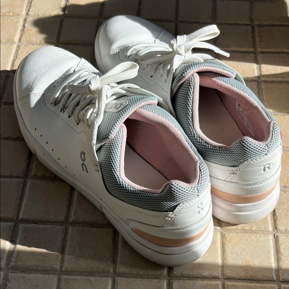 On Running White and Gray Sneakers Roger - Picture 7 of 7